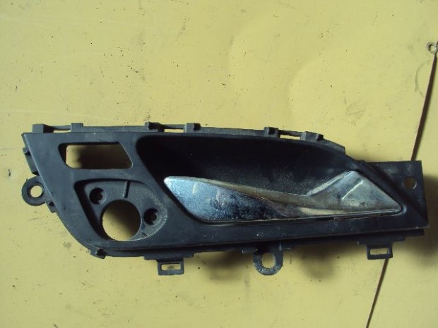 HYUNDAI I40 HÁTSÓ AJTÓ BELSŐ KILINCS eladó
