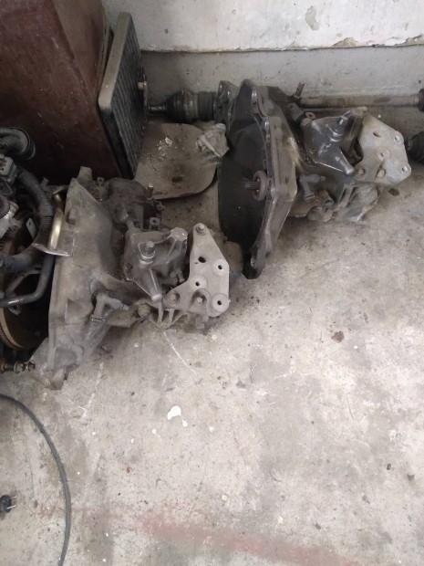 H astra bontott alkatr�szek elad�k.