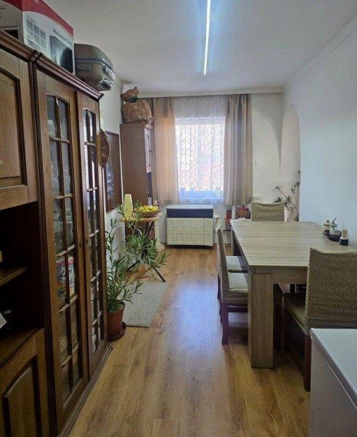 H-s�msoni csal�di h�z, mell�k�p�lettel + 3 db. Telekkel elad�!