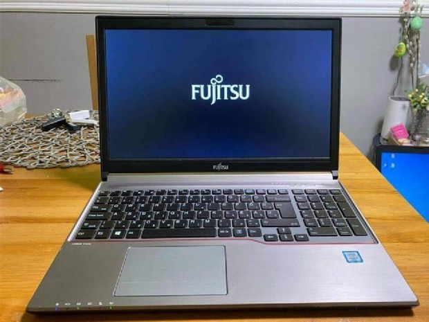 Ha nagy kijelzs Laptop kell: Fujitsu Lifebook E756 -Dr-PC-nl