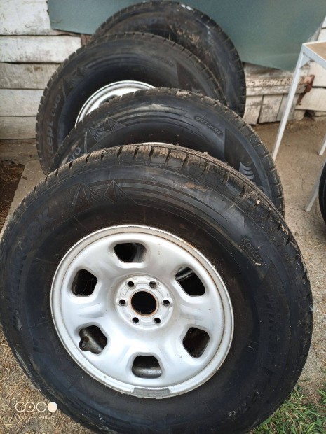 Hagyatékból téli Hankook 265/70R16 Nissan Navara felnin