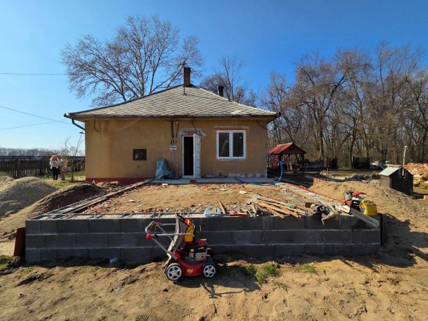 Hajd�b�sz�rm�ny,Zelem�ren erd� szomsz�ds�g�ban �sszkomfortos t�gla �p�