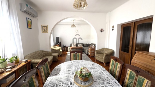 Hajd�b�sz�rm�ny, Belv�ros�ban elad�, 140 nm-es, 4 szob�s, fel�j�tott c