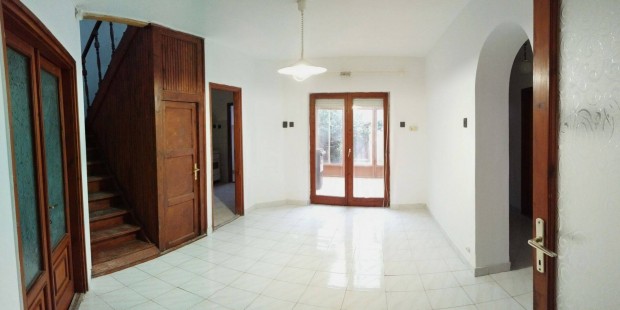 Hajd�b�sz�rm�ny, csal�di h�z, kis kerttel