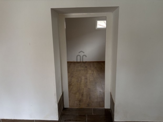 Hajd�b�sz�rm�ny csendes utc�j�ban elad� egy 70 m2-es, 2 szob�s csal�di