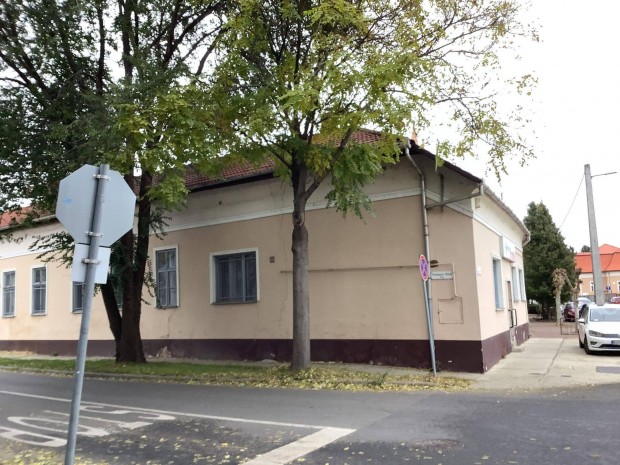 Hajd�b�sz�rm�ny k�zpontj�ban l�v� ingatlan elad�