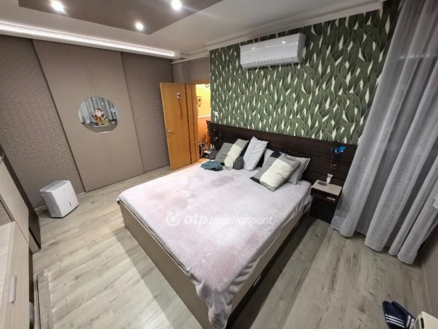 Hajd�b�sz�rm�nyi elad� 54 nm-es lak�s