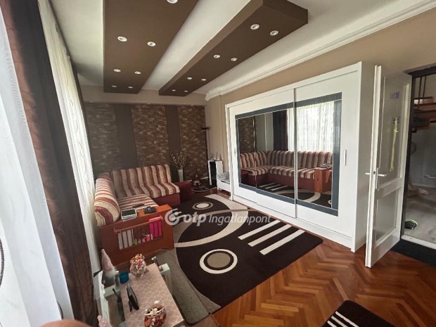 Hajd�hadh�zi 106 nm-es h�z elad�