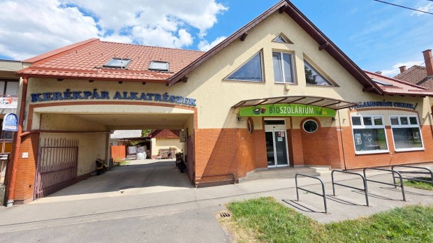 Hajdúnánás központjában 286 m2-es, 8 szobás, 2 szintes üzletház eladó