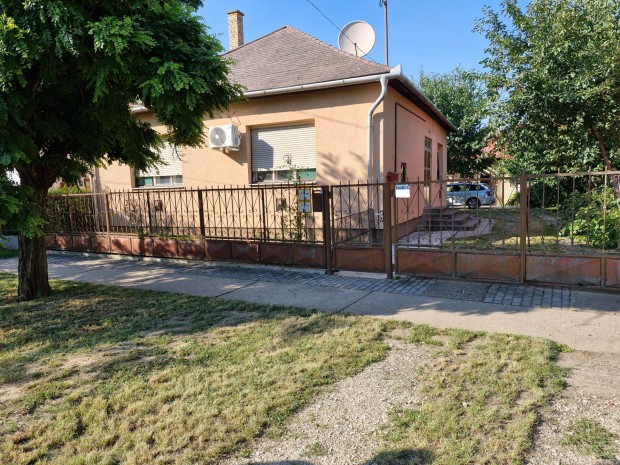 Hajd�n�n�son 3 szob�s csal�di h�z elad�