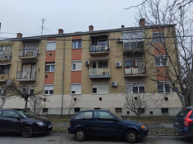 Hajd�szoboszl� 52 nm-es t�glalak�s+ gar�zs elad�!