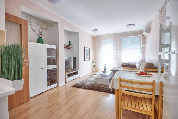 Hajd�szoboszl�-F�rd�negyed v�rosr�szen, 63nm-es,2 szob�s, nappali+ h�l