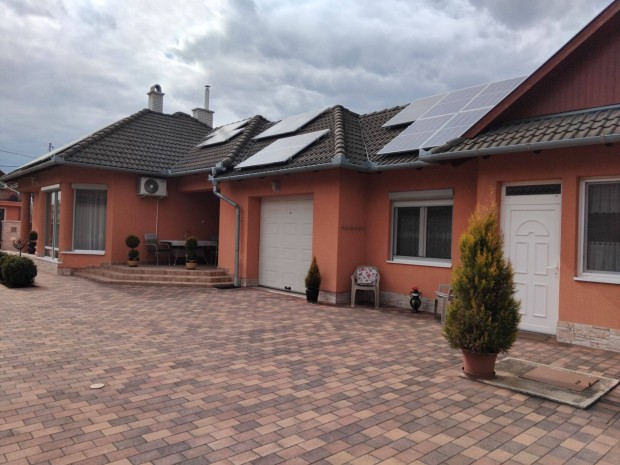 Hajd�szoboszl�, f�rd�h�z k�zel, k�t gener�ci�s csal�di h�z elad�!