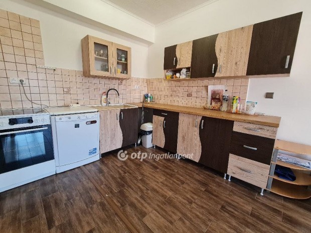 Hajd�szoboszl�i 77 nm-es lak�s elad�