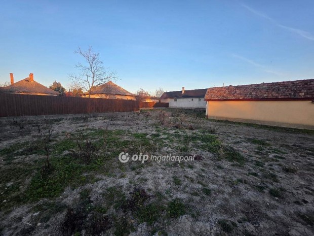 Hajd�szoboszl�i 871 nm-es telek elad�