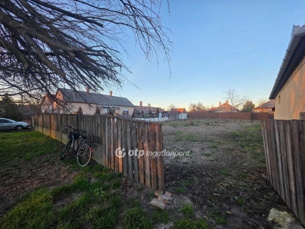 Hajd�szoboszl�i 871 nm-es telek elad�