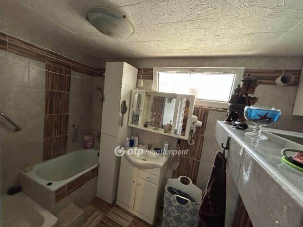 Hajd�szoboszl�i elad� 100 nm-es h�z