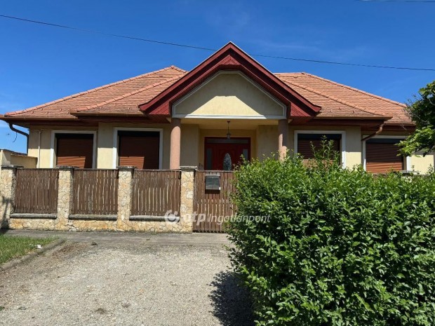 Hajd�szoboszl�i elad� 303 nm-es h�z