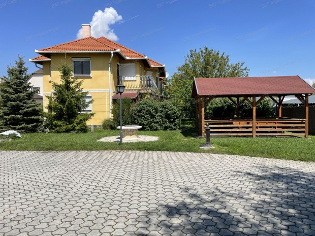 Hajdúszoboszlón 3+1 szobás társasházi lakás + garázs