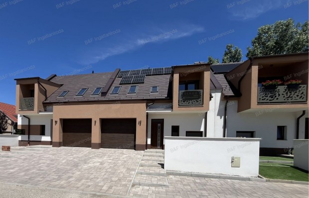 Hajd�szoboszl�n azonnal k�lt�zhet� modern csal�di h�z