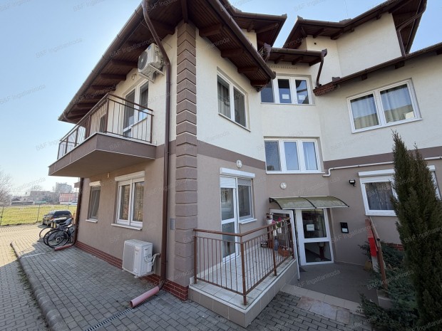 Hajd�szoboszl�n f�ldszinti lak�s terasszal, be�ll�val