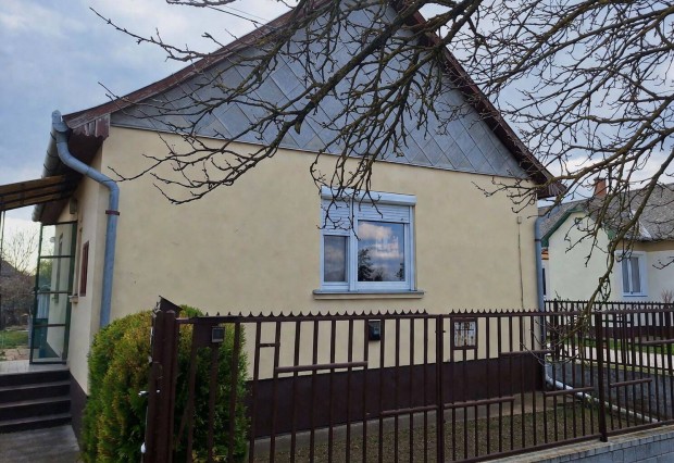 Hajd�szov�ton nappali + 1 szob�s csal�di h�z nagy telekkel