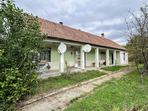 Haj�s, 97 nm-es, fel�j�tand� csal�di h�z elad�