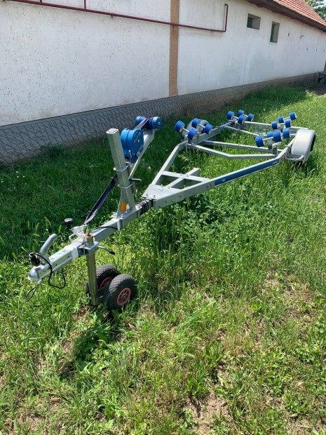 Hajószállító utánfutó Knott Marine 750