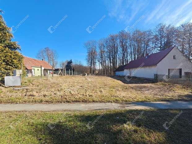 Halast�i elad� 3285 nm-es telek