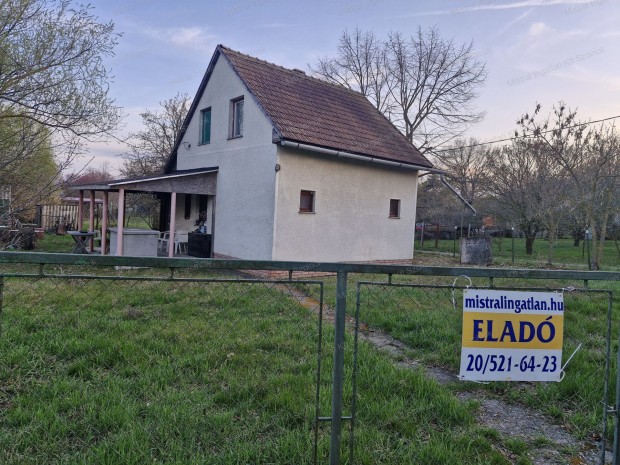 Hal�szlakon elad� egy 1282 m2-es z�rtkert 60 m2-es k�tszintes h�zzal !