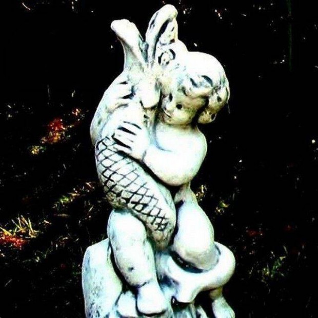 Halat ölelő fiú vízköpő figura