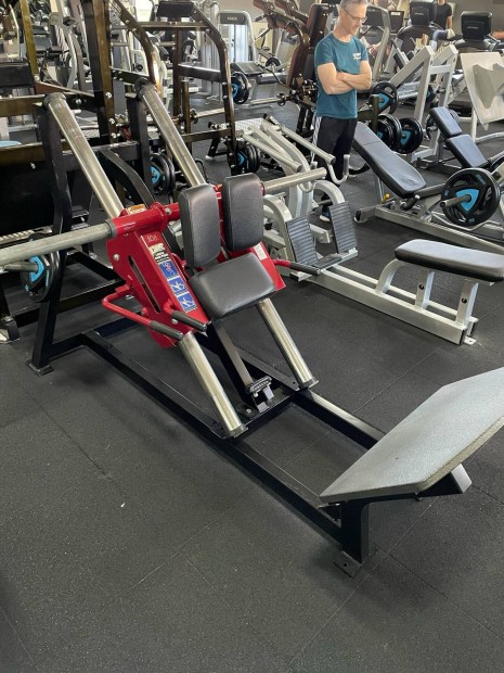 Hammer Strength hack guggoló