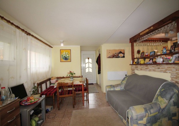 Hangulatos, �sszkomfortos kis h�z, j� lak�k�rnyezetben elad�!