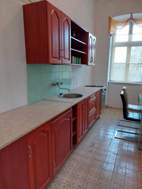 Hangulatos, v�lyog fal� csal�di otthon