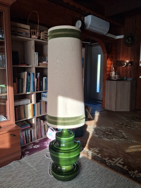 Hangulatos allólámpa kerámia aljzattal.