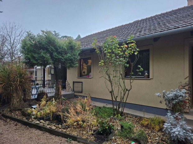 Hangulatos csal�di h�z Velenc�n, ak�r 2 gener�ci� r�sz�re