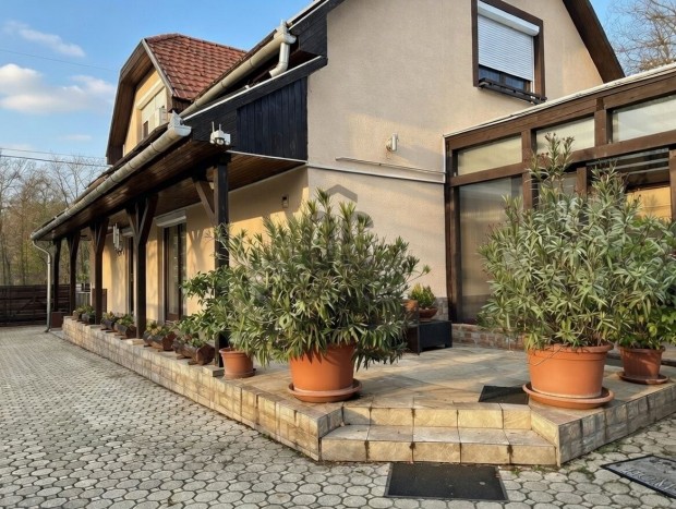 Hangulatos csal�di h�z gy�ny�r� kerttel �s t�val - Bocskaikert