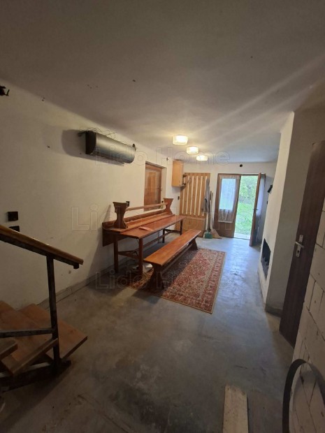 Hangulatos k�tszintes pr�sh�z pinc�vel Balatonf�kaj�ron!