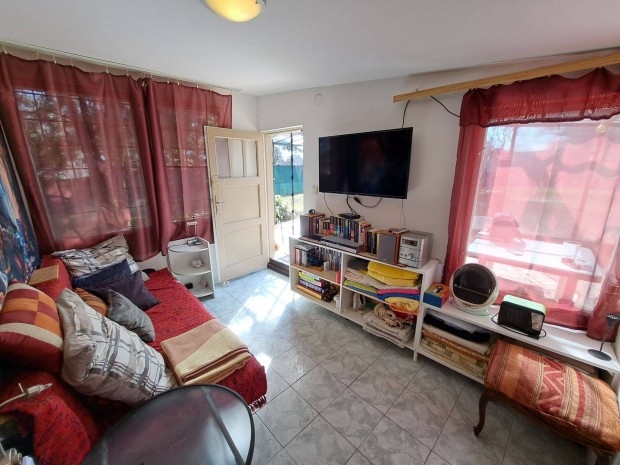 Hangulatos nyaral� kicsi kerttel B.alm�di �jhegyen elad�