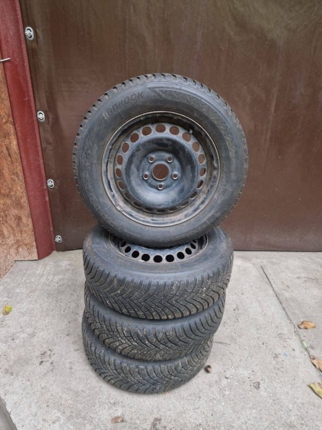 Hankook 195/65 R15 téli gumi szett 5×112-es lemezfelnin