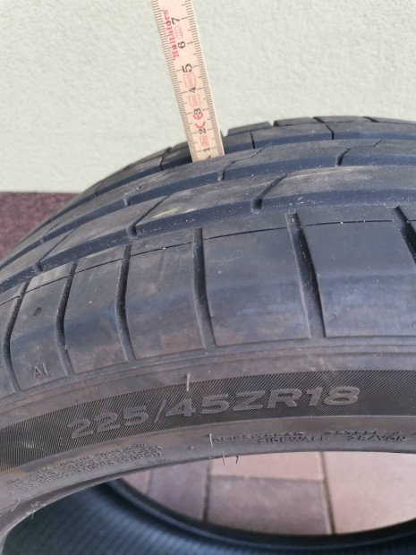 Hankook 225/45 R18 nyári gumi