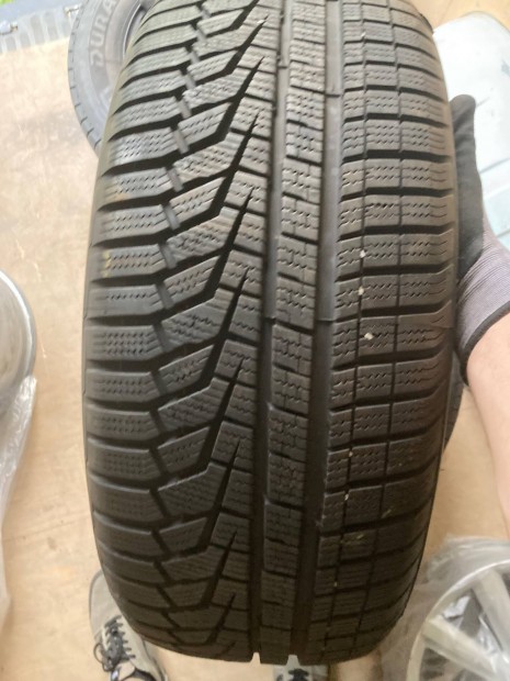 Hankook 225/55 R17 téligumi