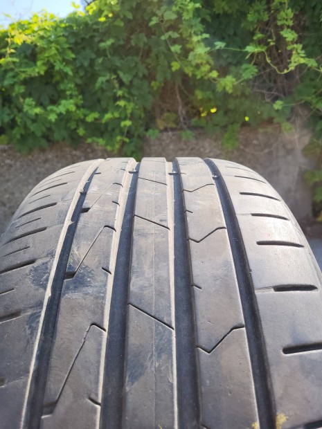 Hankook 225 /40 R18 nyári gumi .
