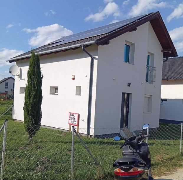 Harka emeletes �j haz 6/8,9kw szol�r kiser�m�vel