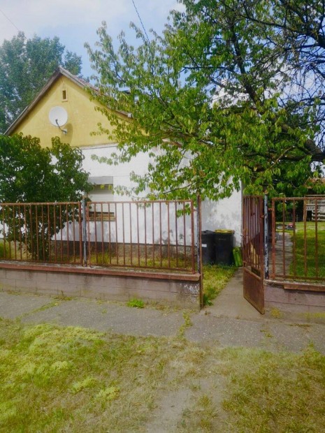 Harkak�t�ny f�utc�j�n 60 m2-es csal�di h�z 800 m2-es telekkel