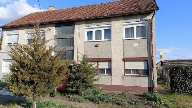 Harkak�t�ny k�zpontj�ban 1 emeleti 2 szob�s lak�s gar�zzsal elad�