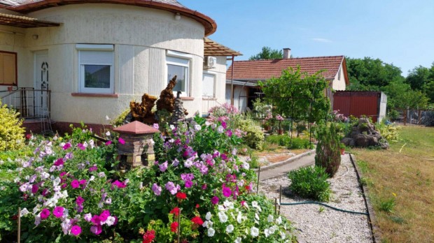 Harkak�t�ny k�zpontj�ban fel�j�tott csal�di h�z elad�!!