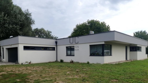 Hark�ny egy csendes utc�j�nak utols� h�za, kil�t�ssal a Tenkes hegyre.