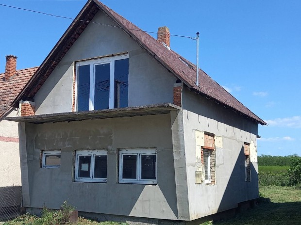 Harkányban a Ságvári üdülőtelepen hétvégi ház eladó