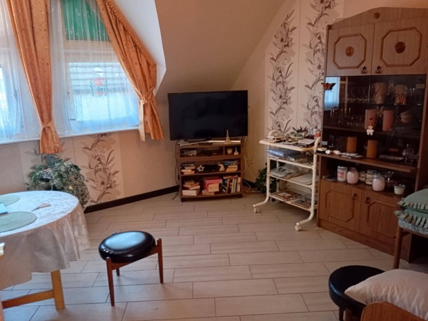 Hark�nyban a f�utc�n lak�s elad�